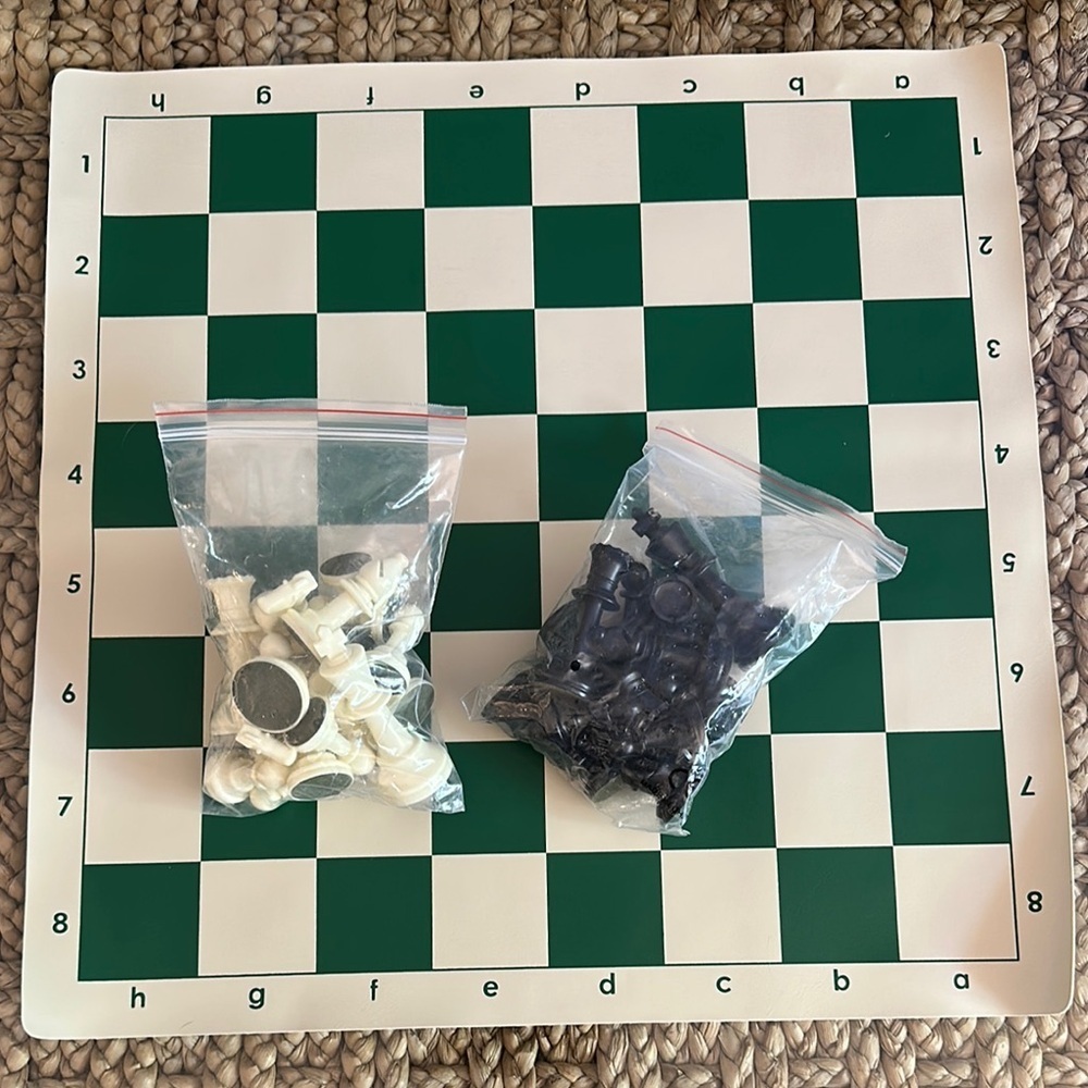 NWOT Portable Classic Chess Set Green & White Board with Plastic Chess Pieces